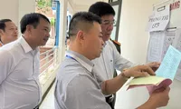 Đoàn kiểm tra số 3 của Bộ GD&ĐT thị sát công tác chuẩn bị thi tốt nghiệp THPT năm 2025 tại Bắc Giang Ảnh: NGHIÊM HUÊ