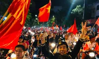 Cổ động viên Việt Nam ở Hà Nội đổ ra đường đi bão đêm Ảnh: Hồng Vĩnh