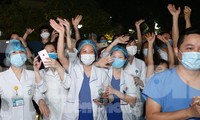 Vỡ òa thời khắc gỡ bỏ phong tỏa Bệnh viện Bạch Mai. Ảnh: Mạnh Thắng