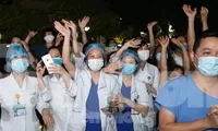 Vỡ òa thời khắc gỡ bỏ phong tỏa Bệnh viện Bạch Mai. Ảnh: Mạnh Thắng