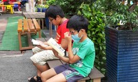 Các em thiếu nhi tại Đường sách Nguyễn Văn Bình (TPHCM) 