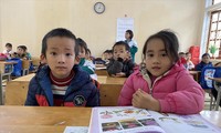 Học sinh lớp 1, Trường Phổ thông dân tộc Bán trú Tiểu học Lang Thíp, huyện Văn Yên, tỉnh Yên Bái trong giờ học