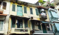 Cảnh chật chội trên phố Hàng Đào Ảnh: Như Ý