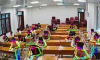 Thử nghiệm thành công thiết bị phát hiện gian lận thi cử khiến nhiều teen phải giơ bảng &quot;Ét Ô Ét&quot;