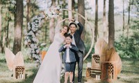 Khánh Thi - Phan Hiển rạng rỡ, nắm tay nhau thực hiện nghi lễ ở nhà thờ trước ngày cưới