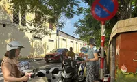 Kỳ thi tốt nghiệp THPT 2023: Phụ huynh gác lại mọi việc đợi con trước cổng trường