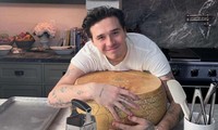 Brooklyn Beckham bị chỉ trích vì các clip nấu ăn &quot;vô tri&quot;, bỏ quên nút chai rượu trong đồ ăn