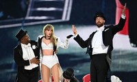 Travis Kelce diễn &quot;tiểu phẩm&quot; cùng bạn gái Taylor Swift ở The Eras Tour London