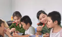 Đoàn viên thanh niên san sẻ yêu thương, tiếp sức qua những bữa cơm nghĩa tình