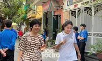 Ngày đầu tiên thi tốt nghiệp THPT 2025: Phụ huynh thức trắng đêm, nấu xôi đỗ tiếp sức sĩ tử