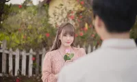 Thiều Bảo Trâm trở lại tuổi 18, “bám đuôi” crush từ nhà ra phố trong MV &quot;Love Rosie&quot;