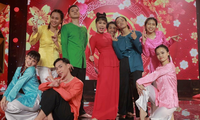 Việt Hương búi tóc Na Tra, hóa &quot;dì út&quot; vui vẻ trong MV Tết hợp tác cùng nhóm DTAP 