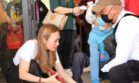 Loạt khoảnh khắc ấm áp của Mỹ Tâm trong chuyến đi trao học bổng cho học sinh khó khăn