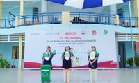 Các bạn học sinh trường tiểu học Long Sơn 2 phân loại rác tại nguồn để tái chế
