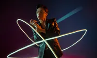 Soobin Hoàng Sơn thể hiện hình tượng lịch lãm và gu ăn mặc thời thượng trong MV “Trò Chơi“