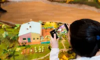 Triển lãm “Thị trấn Hoa Mười Giờ”: Tặng bản thân một vé về miền kí ức tuổi thơ