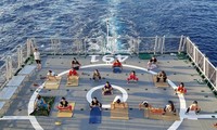 Những khoảnh khắc không thể nào quên của các thành viên đoàn công tác số 10 trên tàu KN 491. Có người bỏ tập để ghi lại hình ảnh này để sau này về tập lại. Ảnh: Phúc Ngô
