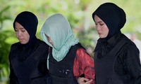 Đoàn Thị Hương mặc áo chống đạn, bị áp giải đến tòa án ở ngoại ô Kuala Lumpur sáng nay. Ảnh: AFP
