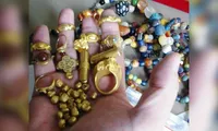 Những đồ tạo tác bằng vàng tìm thấy dưới đáy sông ở Srivijaya.
