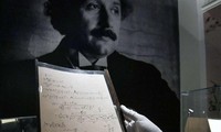 Chân dung Albert Einstein và một trang bản thảo vừa được bán đấu giá 15 triệu USD.