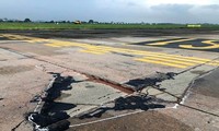 Hình ảnh hư hỏng trên đường lăn S1. Dù xuống cấp nhưng ACV không thể ứng tiền để thực hiện nâng cấp, do vướng quy định.