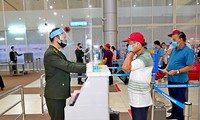 Nhân viên sân bay Tân Sơn Nhất đeo kinh chống giọt bắn khi phục vụ khách. Ảnh: ACV.