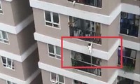 Hiện trường vụ cháu bé rơi. Ảnh cắt từ clip.