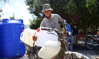 Cận cảnh hạn mặn bủa vây, người dân sông nước miền Tây &apos;khát&apos; 
