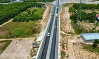 Ô tô băng băng trên cao tốc du lịch Nha Trang ngày nghỉ lễ 