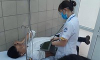 Một người dân tiếp xúc lâu trong khu vực đám cháy tại Nhà máy bóng đèn, phích nước Rạng Đông đến BV Bạch Mai khám và làm xét nghiệm sáng 30/8