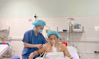 Sau mổ 2 ngày, tình trạng người bệnh tỉnh táo, tiếp xúc tốt, huyết động ổn định, các thông số xét nghiệm bình thường, được hỗ trợ dùng thuốc trợ tim liều thấp. Hiện tại, chị S đã có thể ngồi dậy và ăn uống được. Ảnh: Bệnh viện Việt - Đức cung cấp