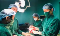 Các bác sĩ BV Nội tiết Trung ương thực hiện ca mổ bướu cổ cho bệnh nhân M. Ảnh: BV cung cấp
