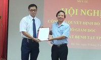 Thừa ủy quyền của Giám đốc Sở Y tế Hà Nội, PGS.TS Hoàng Đức Hạnh, Phó Giám đốc Sở Y tế Hà Nội đã trao Quyết định cho ông Trương Quang Việt. Ảnh: CDC Hà Nội