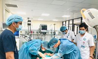 Kíp bác sĩ BV Bạch Mai hỗ trợ đặt ECMO cho BN tại BVĐK tỉnh Hòa Bình. Ảnh: Bệnh viện cung cấp