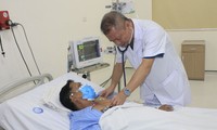 BS Bệnh viện E Trung ương kiểm tra sức khỏe cho nam tài xế vừa được cứu thoát khỏi cơn nhồi máu cơ tim cấp. Ảnh: BV cung cấp