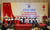 Các bác sỹ Bệnh viện Ung bướu Hà Nội vinh dự nhận Bằng khen tại Lễ kỷ niệm