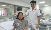 Bà N.C được các bác sỹ Bệnh viện TƯ quân đội 108 cứu sống sau khi sốc phản vệ nguy kịch vì bị ong đốt. Ảnh: BV cung cấp
