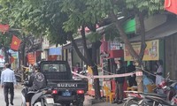 Lực lượng Công an Hải Phòng khẩn trương rà soát liên quan ca mắc COVID-19 trên phố Chợ Hàng. Ảnh: Phương Linh