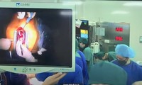 Với sự hỗ trợ từ xa của các chuyên gia BV Việt Đức, các thầy thuốc BVĐK Quảng Ninh đã thực hiện thành công ca phẫu thuật cấp cứu, cứu sống bệnh nhân nguy kịch sau khi bị tai nạn. Ảnh: BV Việt Đức cung cấp