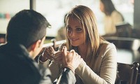 Vô ý đổ cà phê vào người &apos;khách sộp&apos;, gái trẻ không ngờ dính &apos;bẫy tình&apos; cay đắng phía sau