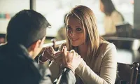 Vô ý đổ cà phê vào người &apos;khách sộp&apos;, gái trẻ không ngờ dính &apos;bẫy tình&apos; cay đắng phía sau