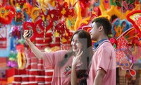 Nam thanh nữ tú nhộn nhịp chụp ảnh Trung thu trên phố Hàng Mã