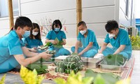 Các y bác sĩ điều trị COVID-19 gói bánh chưng, đón Tết tại bệnh viện