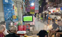 Người dân phố cổ Hà Nội bê tivi ra vỉa hè xem World Cup