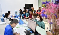 Hà Nội: Lo khóa sim, người dân đổ xô đi chuẩn hóa thông tin thuê bao