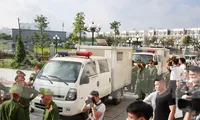 Xét xử vụ chuyến bay giải cứu: Hàng trăm người túc trực ngoài cửa tòa án, an ninh thắt chặt