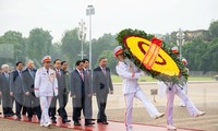 Lãnh đạo Đảng, Nhà nước và các đại biểu Quốc hội vào Lăng viếng Chủ tịch Hồ Chí Minh