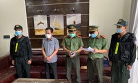 Bị can Trần Xuân Long (thứ hai từ trái sang)