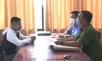 Lấy lời khai đối tượng Nguyễn Vũ Đình Lưu (bìa trái)