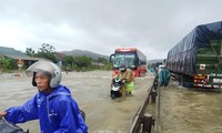 TT-Huế: Hồ chứa đồng loạt tăng mức xả lũ, Quốc lộ 1 ách tắc do ngập lụt